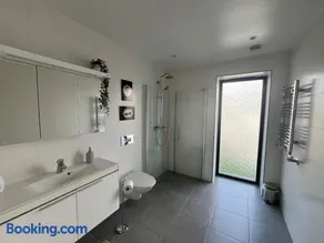 Guest room with private bathroom - Image 4