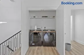 Spacious, modern home with loft, 15 minutes from Downtown Houston - Image 3