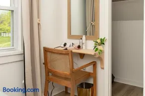 Delightful & Well Provisioned Home in Ideal Local - Image 5