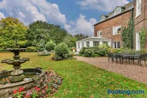 Walcot Hall - Stunning Stately Home set in 27 acres of parkland and sleeping 16+ - Image 1