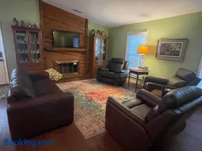 Wayne's Place-Hot tub, pet friendly. Close to HPU - Image 5