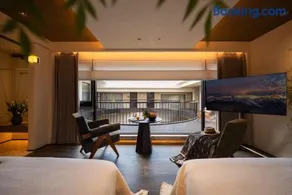 Dali Yuanlu Hanging Garden Hotel, located in the center of Dali Old City, has rich cultural heritage, convenient travel, butler service, free parking, free breakfast, afternoon tea, coffee, mini bar, and traditional Chinese tea - Image 4