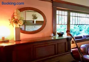 Charming Garden Cottage - Image 4