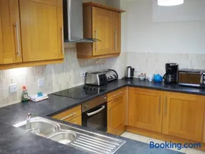 Deluxe Sea View Flat with Easy Access and Parking - Image 5