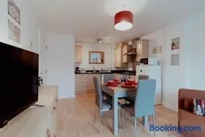 The Diickens Den - Stylish Rochester 1BR Flat - Sleeps 4 - Walk to High St, Castle & Station with Secured Parking - Contractor - Friendly and Ideal for Long Stays - Image 5