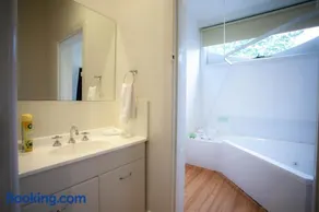 Ballarat Station Apartments Queen studio with Spa - Image 1