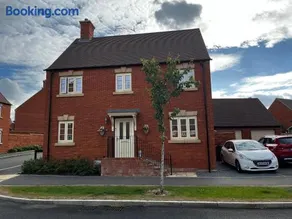Brackley near Silverstone Grand Prix 3 double bed family home - Image 2