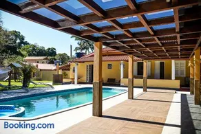 Chácara no centro para até 15 pessoas com piscina aquecida e 5 quartos - Image 1