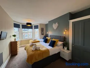 45 The Square Holiday Apartments, Scarborough - Image 1