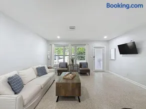 Close to Beaches, Restaurants Cozy 2 bedroom home - Image 2
