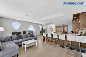3BR Penthouse with Skyline Views & Patio - Image 3