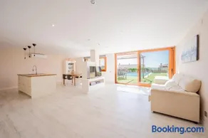 Bonita casa con piscina compartida junto Barcelona Centro - Image 2
