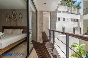 King Suite with Rooftop Pool, Sauna, Gym, Parking - Image 1