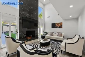 Sleek 7BR Exquisite Estate Resort Pool, Sauna, Spa 6500 SQF - Image 1