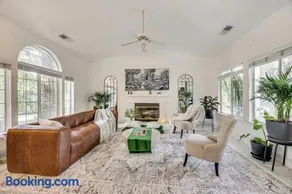 Rudraksha-5BR Luxury,3Bath, NE Fresno, Shopping, Dining, Medical, Tourist Attractions - Image 1
