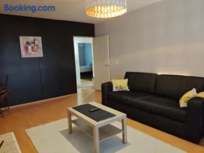 Peaceful and spacious apartment with free parking - Image 4