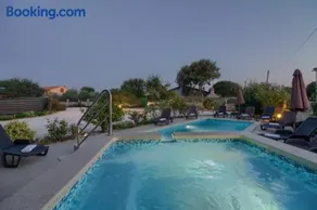 Charming villa Nera with pool and hydromassage near the beach - Image 1