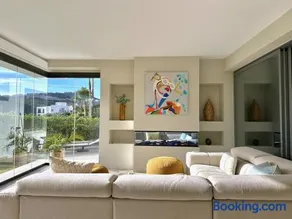 Modern 3-bedroom apartment in Casares Green - Image 2