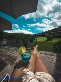 Freistehendes Ferienhaus mit Kamin, Sauna, atemberaubenden Blick ins Tal, mehrere Terrassen, 1500qm Grundstück 1,6m hoch eingezäunt - Image 2