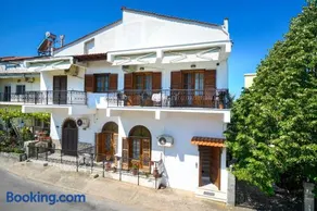 Tasia's Holiday House - Image 3