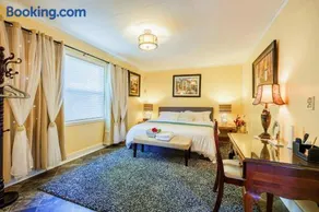 Room A1 King Bed Shared Bathroom Washer Dryer Air purifier 75 TV - Image 1