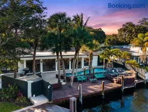 Mega-Yacht View Villa, Heated Pool, Dock - Image 2