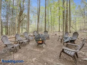 Elmwood Elmwood Escape A Cozy Retreat at The Hideout - Image 1