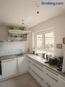 Designerwohnung im Hainpark mit Balkon und Air Condition - Image 3
