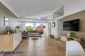 Family-Friendly Activity House By The Sea - Image 1