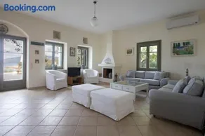 Villa Iris - Luxury traditional beachfront villa with swimming pool - Image 2