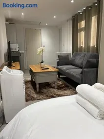 Guesthouse Sleeps 2 with Parking - Image 2