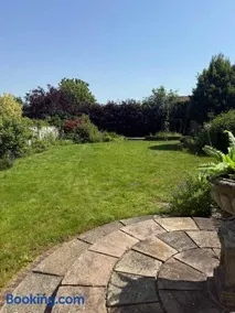 Huge 4 Bed Family house with garden and parking - Image 2