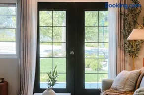 Charming Riverfront Stay - Heart of Downtown - Image 2