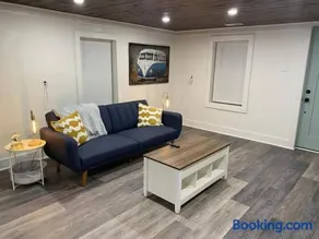 3 bed 2 bath Renovated Home Near the Lake - Image 2
