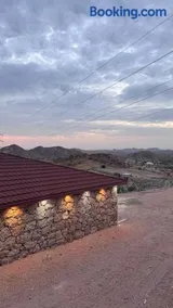 منزل حجري بإطلالة خلابة - Image 1