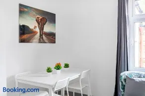 Stanion Luxurious 3 Bedroom Modern House Northamptonshire, Double, Twins, Single, Free Parking, Free Wi-Fi, Pets, Up to 8 Sleeps, 4 Smart TVs - Image 5