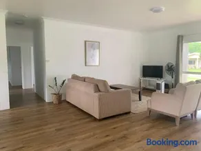 Spacious, Modern & Central - Image 3