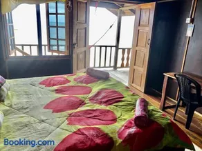 Beachfront Hut Upstairs Astra - Beach Shack Chalet - Image 4