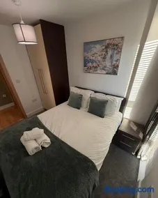 Central Liverpool 2-Bed Balcony Apartment by StaySavvy Accommodation - Image 5