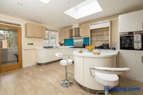Central Windsor Stunning 4 Bedroom Spacious Modern House - Image 5