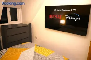 Canterbury High St - 2 Bed Apt Sleeps 5 - 75 inch TV SS1 - Image 2