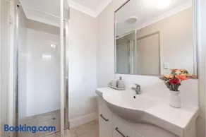 Serene Oasis - 3 Bedroom Getaway - Image 2