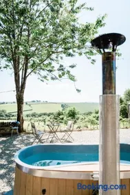 Boutique Cornish Shepherd's Hut with Hot Tub - Image 2