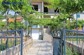 Apartments by the sea Vinisce, Trogir - 19847 - Image 2