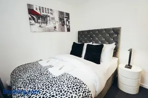 Snug 1 Bed Apartment in Derbyshire with Free Parking - Image 3