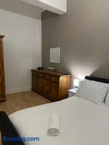 Edinburgh City Centre Double Room with Garden - Image 4