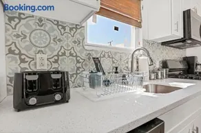 Beach house - 3BR Beach Gem - 30ft to Sand & Walk to Amusement Park - Image 5