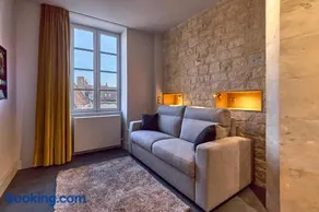 Appartement Montagnon - Les Suites du Palais - Classé 4 étoiles, parking privé, vue cathédrale, 3 chambres - Image 2