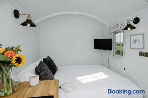 Shepherds Hut at Chenhall Farm - Image 1