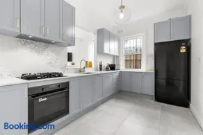 Perfect 2BR Harbour View Apartment - Image 2